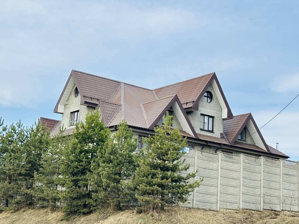 Гараж 303 кв. м + дом 304 кв. м. на участке 36,5 сот. в деревне Гришино / 29000000 руб. / КварталСити