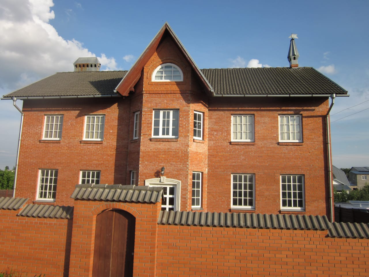 Москва и МО, Дмитровский городской округ, Дмитров, улица Лермонтова; Дом 294м² на участке 16 сот. 2 эт.