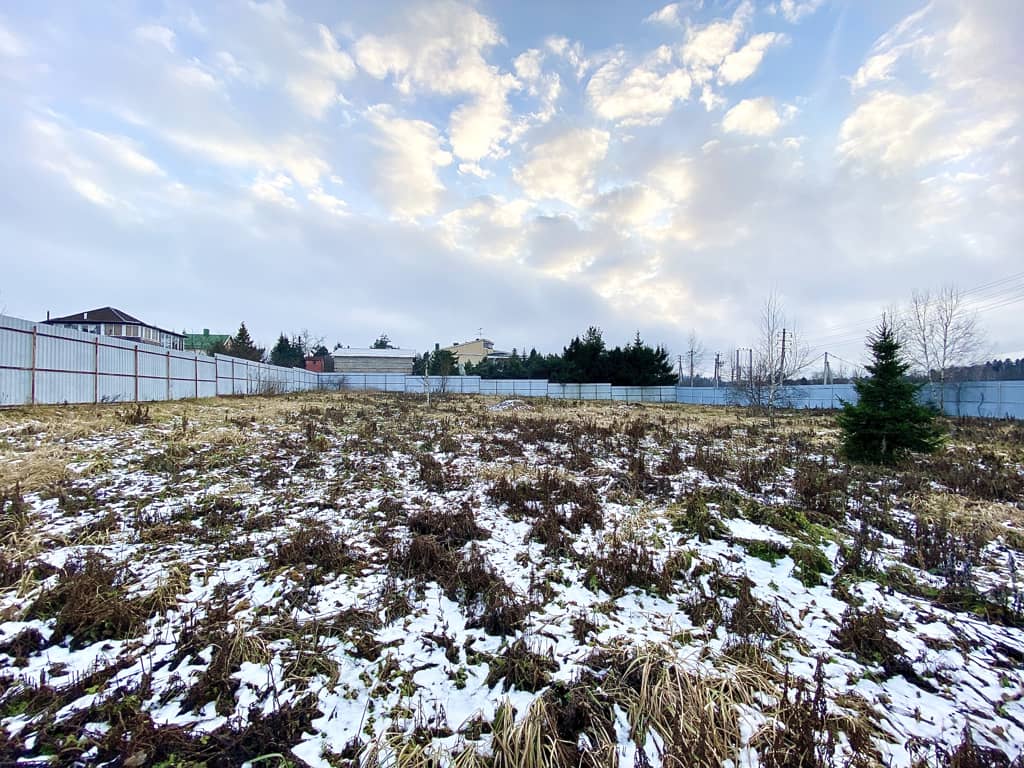 Москва и МО, Дмитровский муниципальный округ, деревня Базарово; Участок на участке 30 сот.