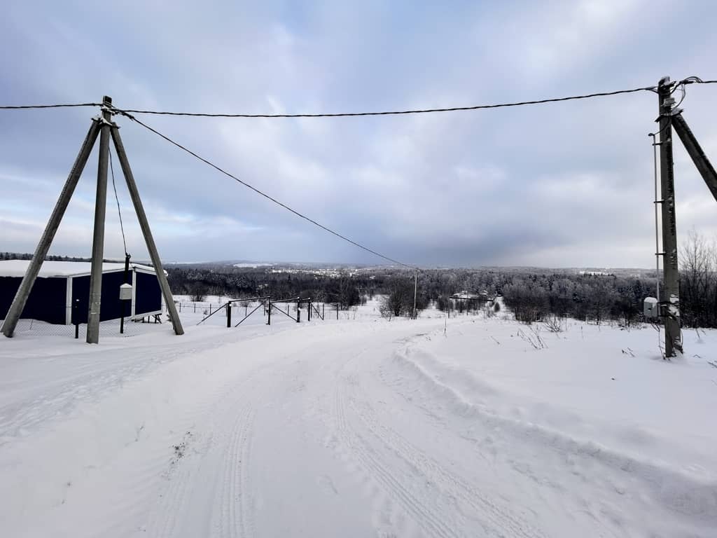 Москва и МО, Дмитровский муниципальный округ, деревня Горбово; Участок на участке 10 сот.